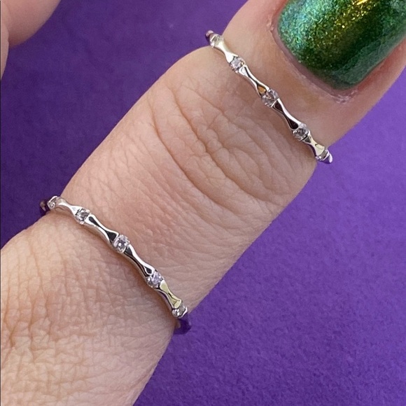 💛 Elegant 925 Silver Band with Crystal Accents - Picture 4 of 5